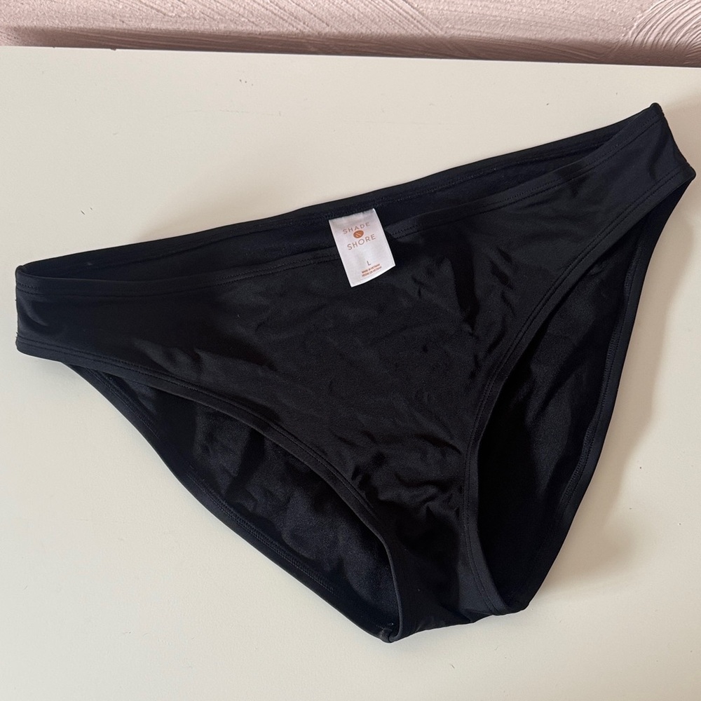 Mid-rise black bikini bottoms